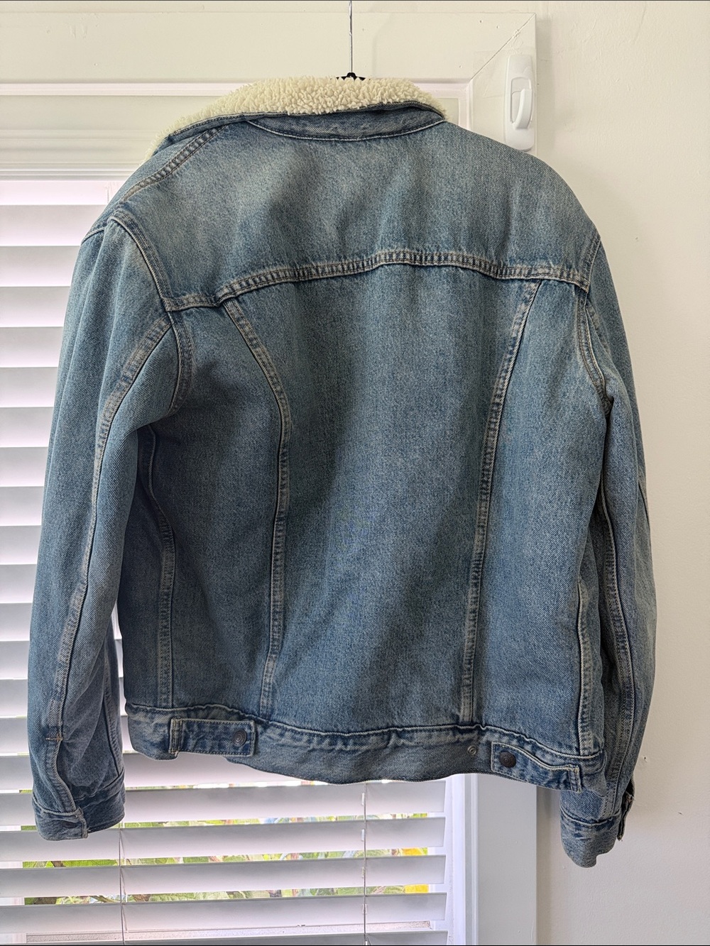 Levi's Light Blue Denim Trucker Jacket with Cream Sherpa - Picture 2 of 2